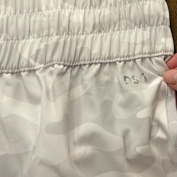 DSG Women’s high rise stride short camo gray pure white 3 inch new with tags - Picture 9 of 14